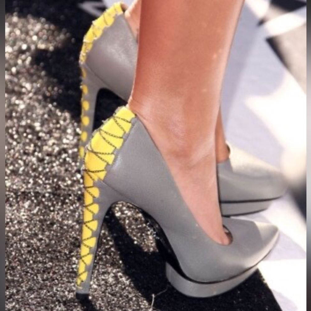Rock & Republic edgy Gray Pumps with Yellow Lace-Accent Studded Chain Size 7